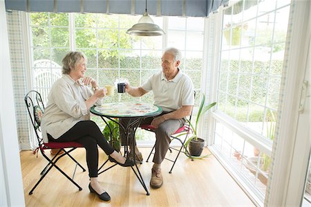 Senior couple at table in conservatory Foto de stock - Sin royalties Premium, Código: 614-07031726