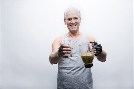 simsearch:614-07031741,k - Senior man holding smoothie in blender, portrait Photographie de stock - Premium Libres de Droits, Code: 614-07031742