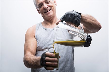 fingerless gloves - Senior man pouring smoothie from blender into glass Photographie de stock - Premium Libres de Droits, Code: 614-07031743