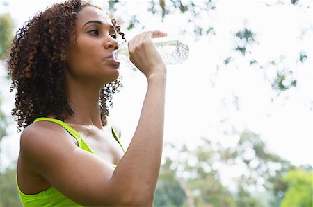 Mid adult woman drinking from water bottle Foto de stock - Sin royalties Premium, Código: 614-07031769