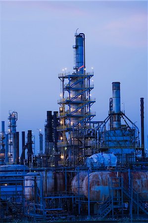 environmental issues and global warming - Oil and gas refinery at dusk, Montreal, Quebec, Canada Stock Photo - Premium Royalty-Free, Code: 614-07031789