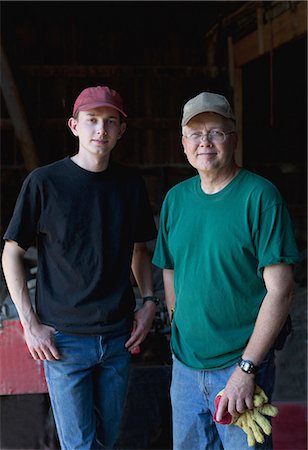 fazendeiro (homem) - Mature farmer and son in barn, portrait Foto de stock - Royalty Free Premium, Número: 614-07031794