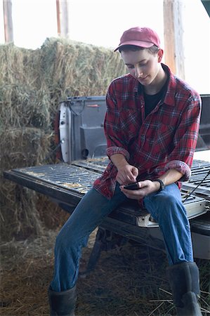 Young farmer sitting and using mobile phone Foto de stock - Sin royalties Premium, Código: 614-07031797