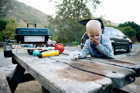 eating in the car - Male toddler eating blueberries at picnic table Stock Photo - Premium Royalty-Free, Code: 614-07031804