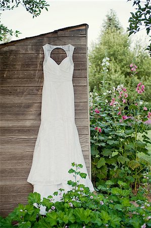 Wedding dress hanging on garden shed Foto de stock - Sin royalties Premium, Código: 614-07031808