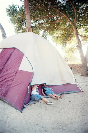 Toddler twins hiding under tent Stock Photo - Premium Royalty-Free, Code: 614-07031823