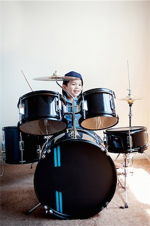 Male toddler playing on drum kit Foto de stock - Sin royalties Premium, Código: 614-07031845