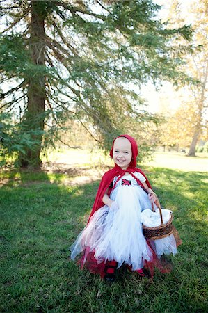 Female toddler in woods dressed up in red riding hood costume Foto de stock - Sin royalties Premium, Código: 614-07031856