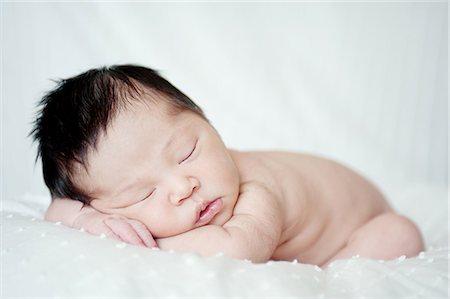 Baby boy sleeping on blanket Photographie de stock - Premium Libres de Droits, Code: 614-07031851