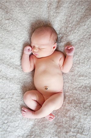 desnudo - Baby boy's sleeping on blanket, overhead view Foto de stock - Sin royalties Premium, Código: 614-07031867