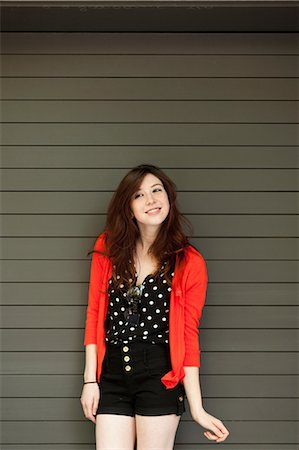 points noirs - Portrait of young woman in front of shutter Photographie de stock - Premium Libres de Droits, Code: 614-07031911