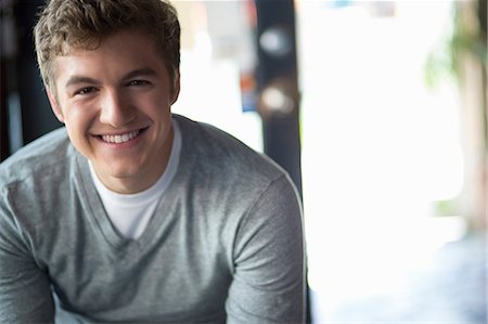 portrait - Portrait of young man in cafe Foto de stock - Sin royalties Premium, Código: 614-07031977