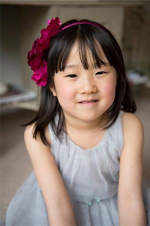 fringe - Portrait of girl with flower in hair, smiling Stock Photo - Premium Royalty-Free, Code: 614-07032041