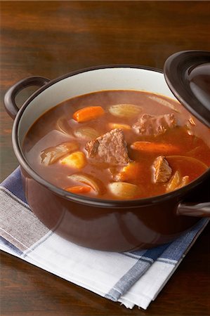 Still life of meat and vegetables in casserole dish Fotografie stock - Premium Royalty-Free, Codice: 614-07032076