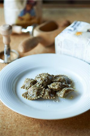 ravioli - Still life with plate of ravioli Foto de stock - Royalty Free Premium, Número: 614-07032105