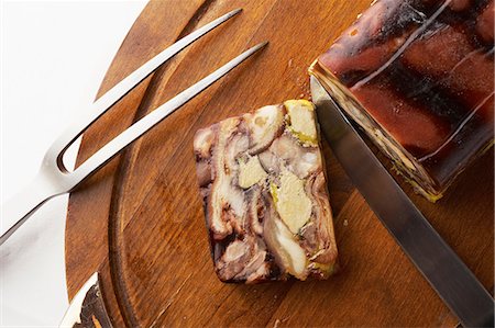 Still life with chopping board and sliced savory roulade Photographie de stock - Premium Libres de Droits, Code: 614-07032109