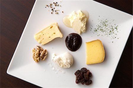 food overhead - Still life with selection of cheeses Photographie de stock - Premium Libres de Droits, Code: 614-07032115