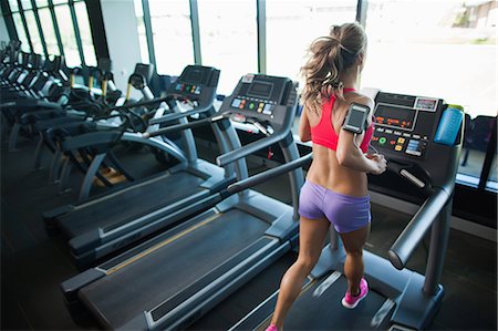ejercicio - Young woman running on treadmill in gym Foto de stock - Sin royalties Premium, Código: 614-07032160