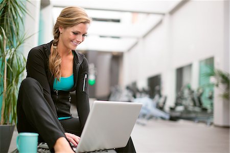 Young woman in gym corridor using laptop Photographie de stock - Premium Libres de Droits, Code: 614-07032178