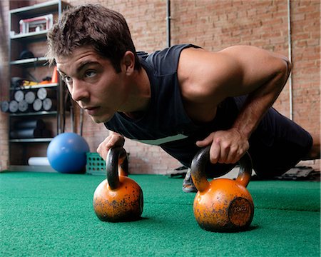 Male bodybuilder doing press up using kettlebells Foto de stock - Sin royalties Premium, Código: 614-07032201