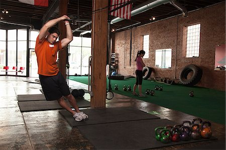 Bodybuilder using rings in gym Foto de stock - Sin royalties Premium, Código: 614-07032211