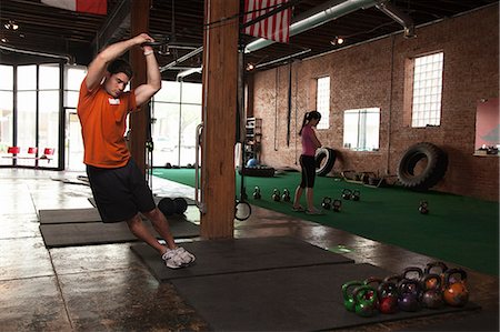 practicing - Bodybuilder using rings in gym Photographie de stock - Premium Libres de Droits, Code: 614-07032211