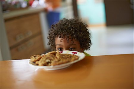 simsearch:614-07145702,k - Boy looking at plate of cookies Stock Photo - Premium Royalty-Free, Code: 614-07145699
