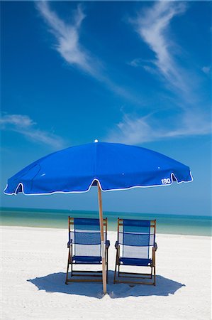 Deckchairs and parasol on beach, Clearwater, Florida, United States Photographie de stock - Premium Libres de Droits, Code: 614-07145781