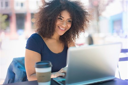 Young woman using laptop at sidewalk cafe Photographie de stock - Premium Libres de Droits, Code: 614-07145783
