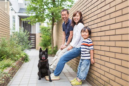 row of dogs - Family outdoors with pet dog Stock Photo - Premium Royalty-Free, Code: 614-07145837