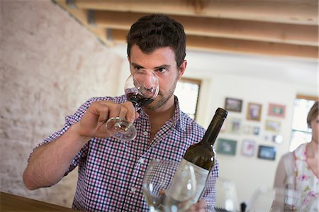 Man drinking red wine Foto de stock - Sin royalties Premium, Código: 614-07145912