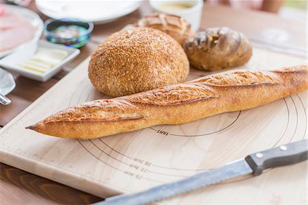 Variety of bread on chopping board Foto de stock - Sin royalties Premium, Código: 614-07145957