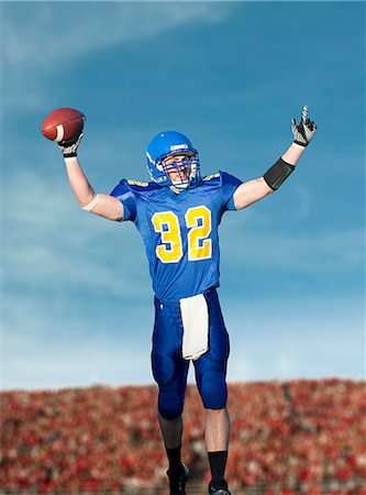 footballeur (sport américain) - American footballer holding ball Photographie de stock - Premium Libres de Droits, Code: 614-07146099