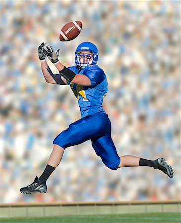 photo of a crowd of people at a game - American footballer catching ball Foto de stock - Sin royalties Premium, Código: 614-07146105