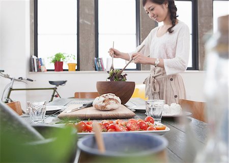 Young woman preparing meal at table Foto de stock - Sin royalties Premium, Código: 614-07146125