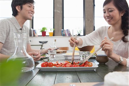 Young couple having lunch at table Foto de stock - Sin royalties Premium, Código: 614-07146127