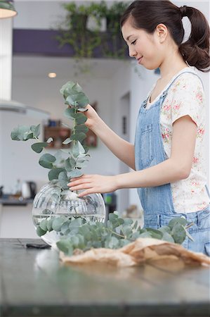 simsearch:614-07146137,k - Young woman selecting foliage for vase arrangement Photographie de stock - Premium Libres de Droits, Code: 614-07146144