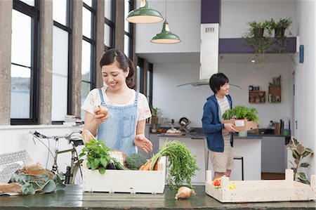 Young couple in kitchen preparing food Photographie de stock - Premium Libres de Droits, Code: 614-07146149