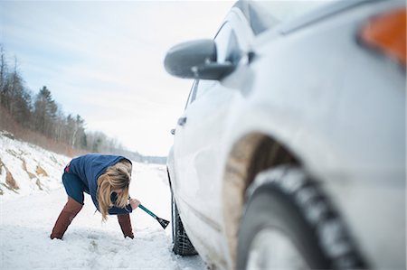 desperate - Woman digging car out from snow Stock Photo - Premium Royalty-Free, Code: 614-07146157