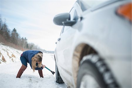 simsearch:614-07146158,k - Woman digging car out from snow Stock Photo - Premium Royalty-Free, Code: 614-07146157