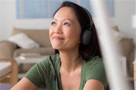 Mature woman wearing headphones Fotografie stock - Premium Royalty-Free, Codice: 614-07146178