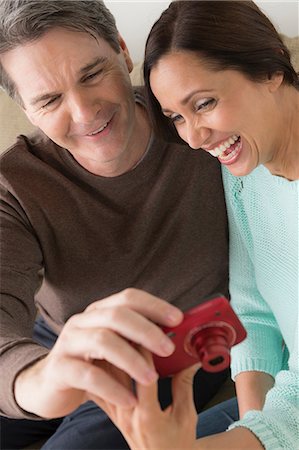 simsearch:614-07146197,k - Mature couple looking at digital camera Stockbilder - Premium RF Lizenzfrei, Bildnummer: 614-07146206