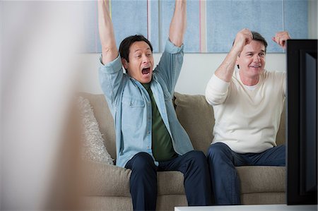 Mature men watching tv, cheering Photographie de stock - Premium Libres de Droits, Code: 614-07146239
