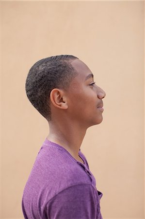 Portrait of boy wearing purple t-shire, side view Photographie de stock - Premium Libres de Droits, Code: 614-07146362