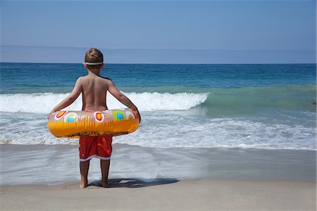 simsearch:614-07146395,k - Young boy playing with rubber ring at beach Photographie de stock - Premium Libres de Droits, Code: 614-07146386