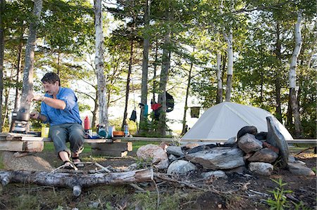 Mature man cooking on campsite, Bath, Maine, USA Photographie de stock - Premium Libres de Droits, Code: 614-07146405