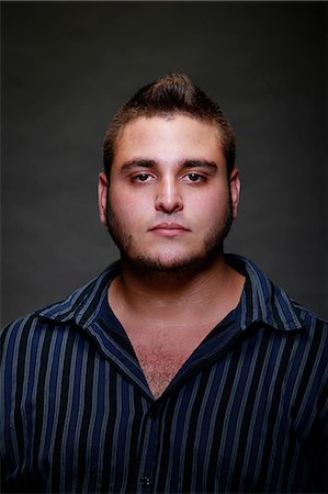 sägen - Studio portrait of young man in striped shirt Photographie de stock - Premium Libres de Droits, Code: 614-07146414