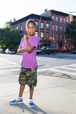 Portrait of teenage boy on sidewalk, Brooklyn, New York, USA Foto de stock - Sin royalties Premium, Código: 614-07146410