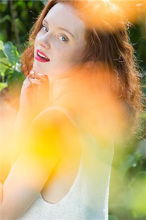 Portrait of young woman looking over her shoulder Photographie de stock - Premium Libres de Droits, Code: 614-07146412