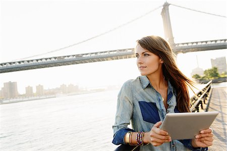 east river - Young woman with digital tablet, Manhattan Bridge, Brooklyn, USA Photographie de stock - Premium Libres de Droits, Code: 614-07146626